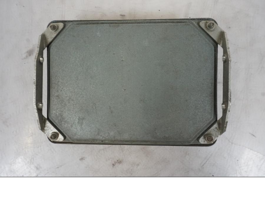 Snett nerifrån på Motronic styrenhet från en BMW R 1150 GS -2002 motorcykel.