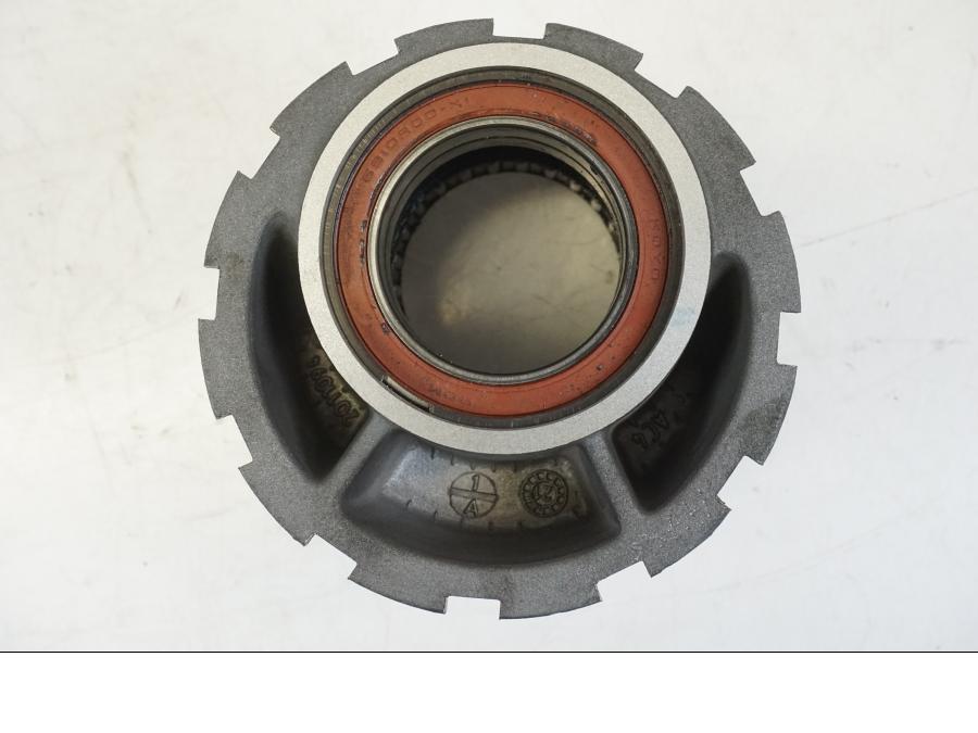 Snett uppifrån på Hjulhub från en Triumph Speed Triple -2021 motorcykel.