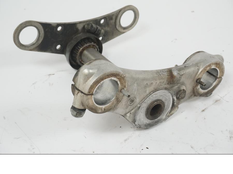 Snett nerifrån på Gaffelkrona från en BMW R 60 -1971 motorcykel.
