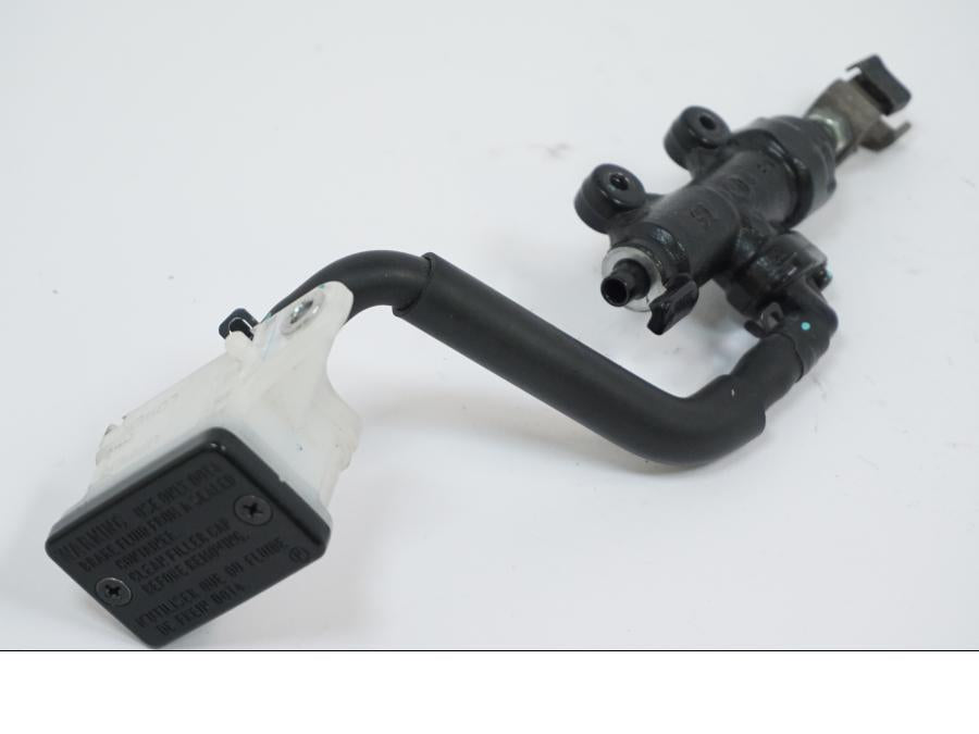 Snett nerifrån på Bromshuvudcylinder från en Honda CB 650 R -2019 motorcykel.