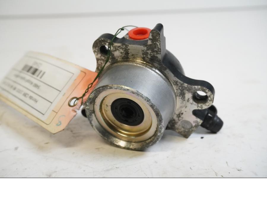 Baksidan pÄ Kopplingslavcylinder frÄn en Honda CBR 1000 RR -2004 motorcykel.