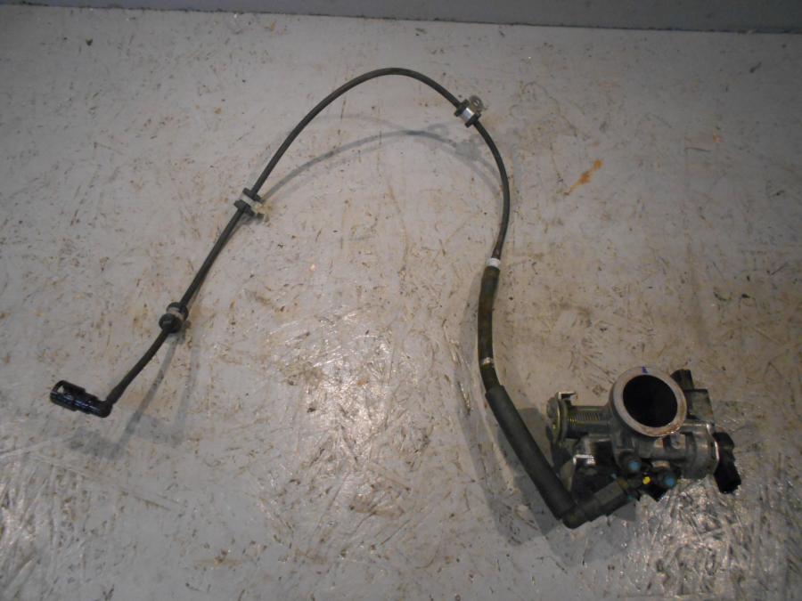 Höger sida på Spjällhus från en Honda CBR 125 R -2007 motorcykel.