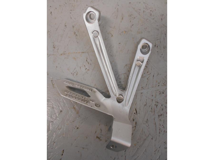 Baksidan på Fotpinnefäste från en BMW R 1200 GSA -2018 motorcykel.