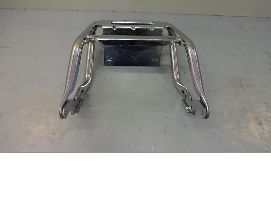 Vänster sida på Pakethållare från en H-D Harley diverse -2010 motorcykel.