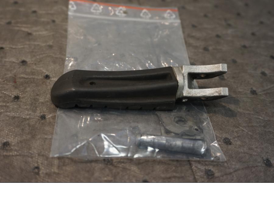 Baksidan på Fotpinne från en KTM 690 SMC -2009 motorcykel.