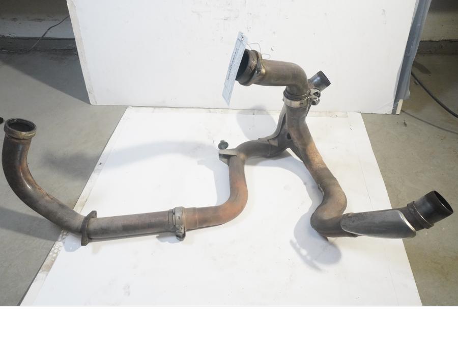 Baksidan på Grenrör från en Suzuki DL 1000 -2006 motorcykel.