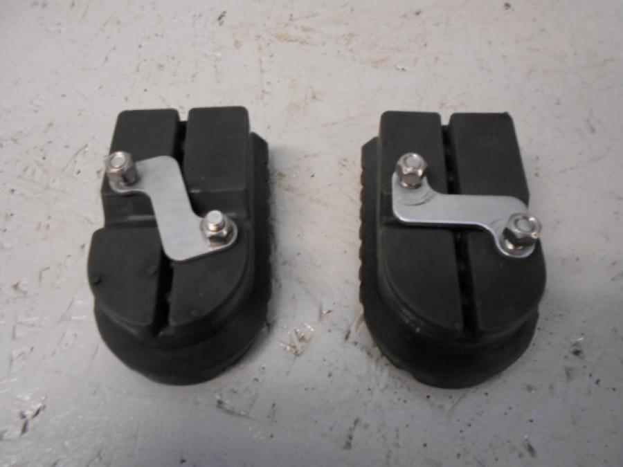 Baksidan på Fotpinnegummi från en BMW F 800 GS -2017 motorcykel.