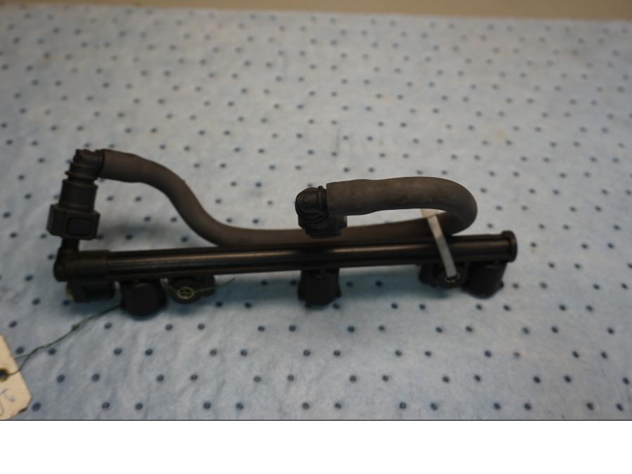 Framsidan pÄ Fuel Rail frÄn en Triumph Sprint ST -2005 motorcykel.