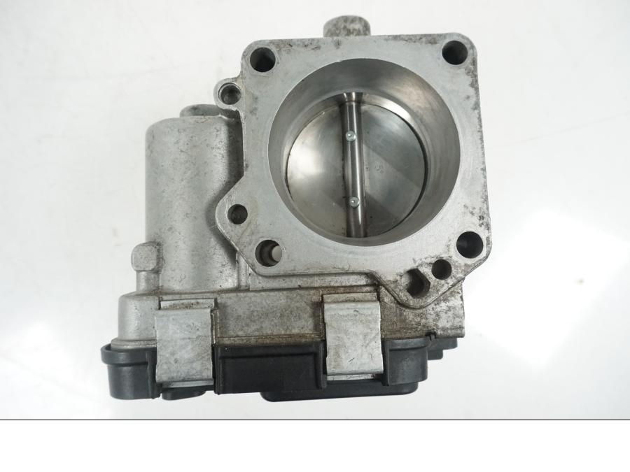 Snett nerifrån på Spjällhus från en Ducati Hyperstrada -2013 motorcykel.