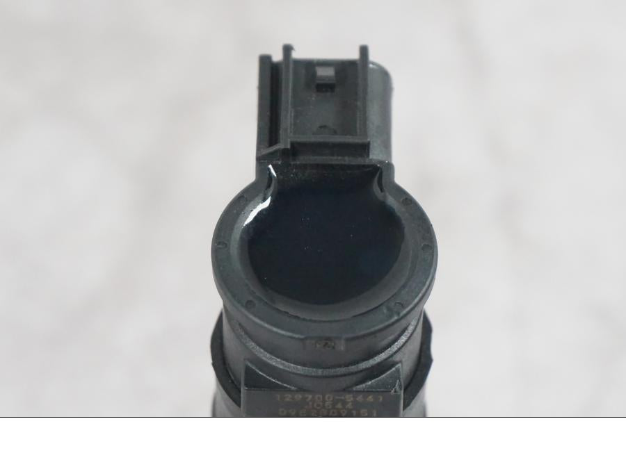 Snett nerifrån på Tändspole från en KTM 1290 Super Duke R -2022 motorcykel.