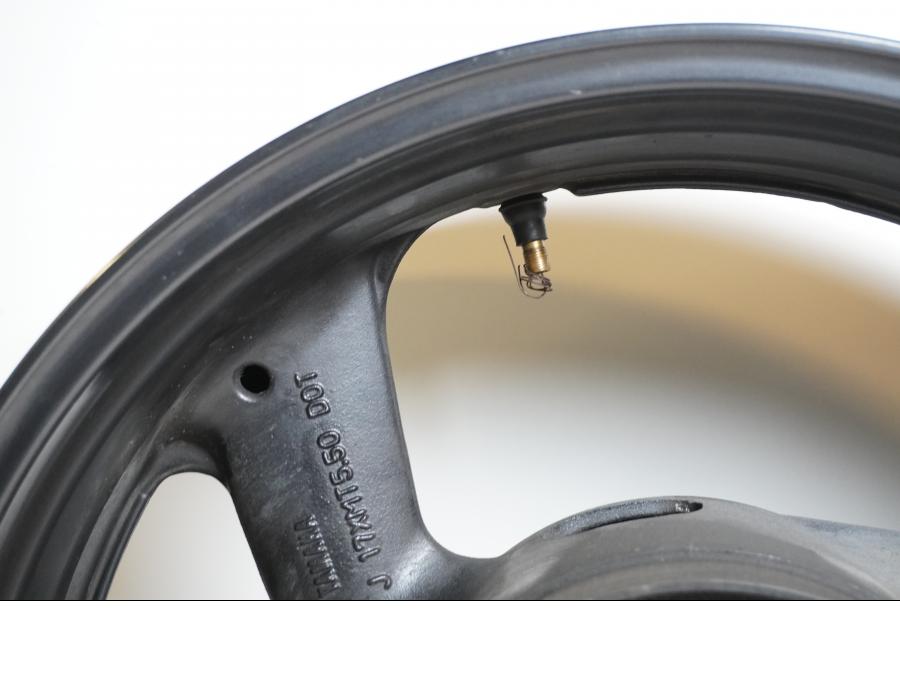 Extrabild6 på Fälg från en Yamaha YZF 1000 R -1997 motorcykel.