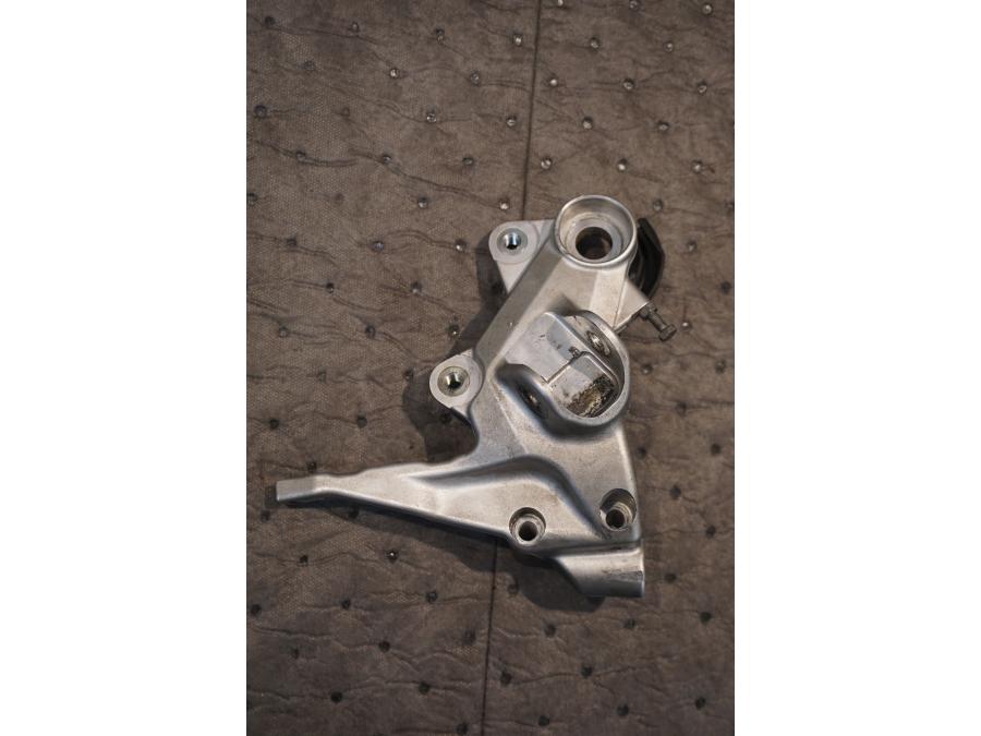 Framsidan på Fotpinnefäste från en KTM 690 SMC -2009 motorcykel.