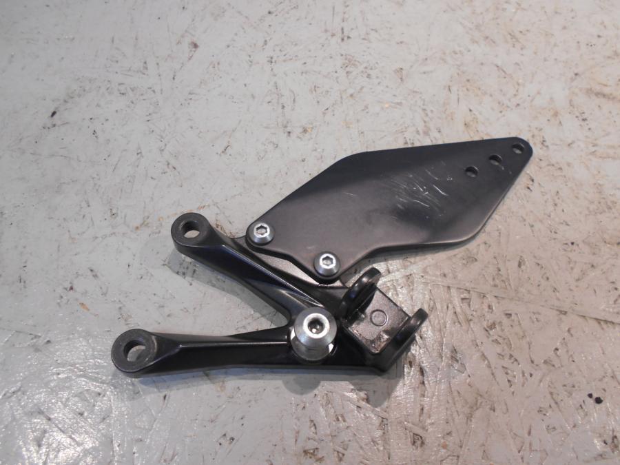 Framsidan på Fotpinnefäste från en Kawasaki ZX-10R -2008 motorcykel.