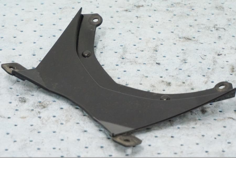 Snett nerifrån på Bakvinge från en Suzuki GSX 1300 BK -2008 motorcykel.