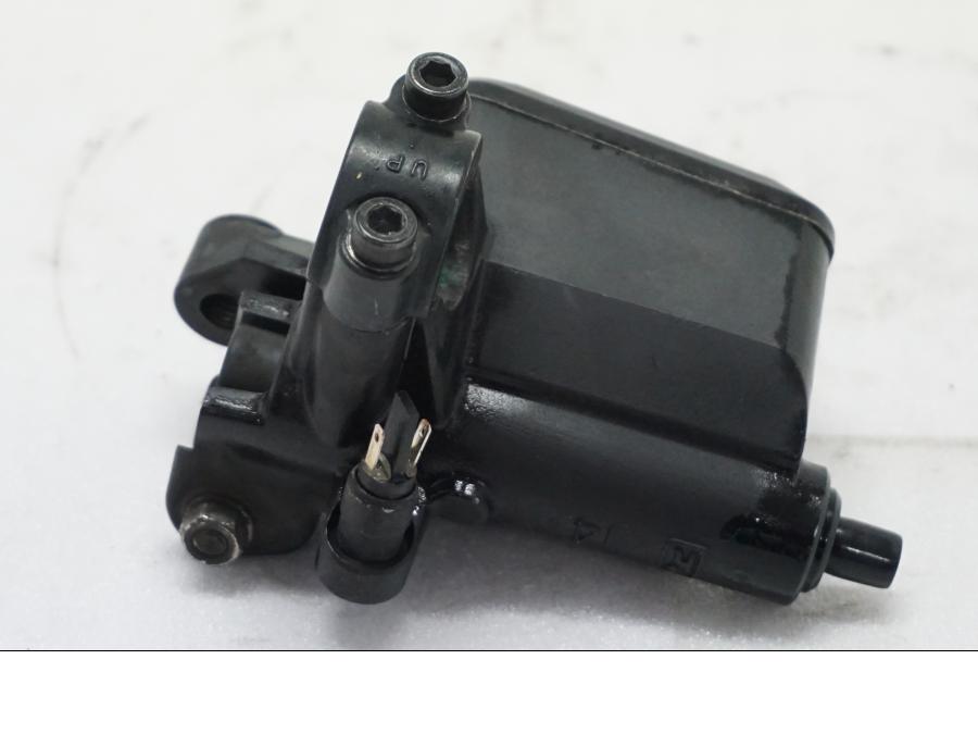 Baksidan pÄ Kopplingshuvudcylinder frÄn en Aprilia SL 750 Shiver -2008 motorcykel.