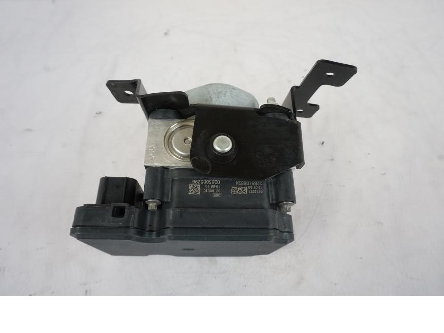 Snett nerifrån på ABS Modulator från en KTM 1290 Super Duke -2019 motorcykel.