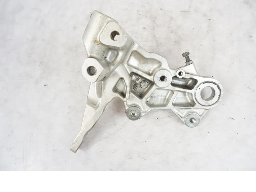 Snett nerifrån på Fotpinnefäste från en KTM 690 SMCR -2016 motorcykel.