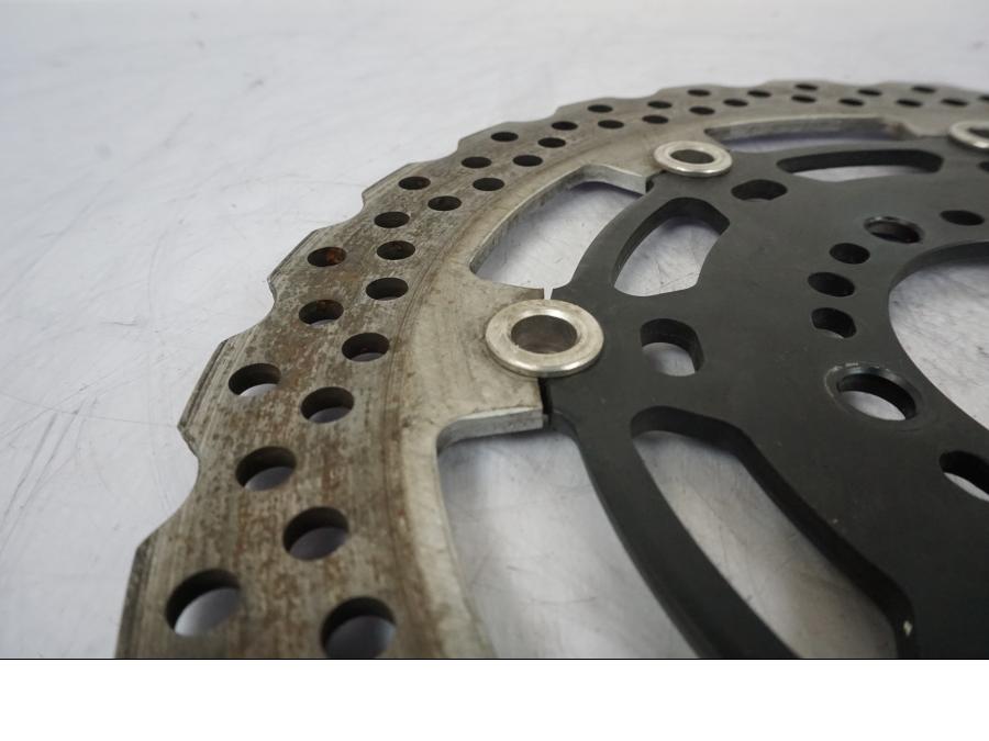 Snett nerifrån på Bromsskiva från en Kawasaki Z 800 -2014 motorcykel.