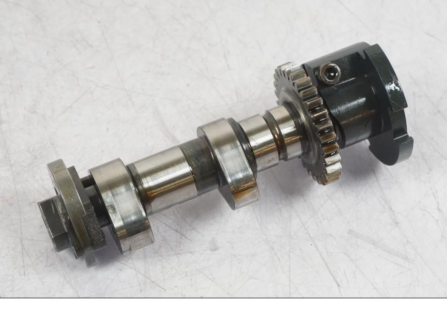 Snett nerifrån på Kamaxel från en BMW R 1200 GS -2018 motorcykel.