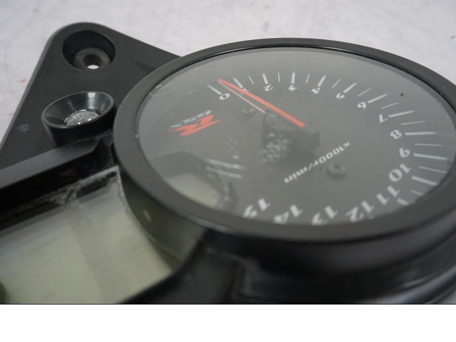 Extrabild2 på Instrumentpanel från en Suzuki GSX-R 1000 -2005 motorcykel.