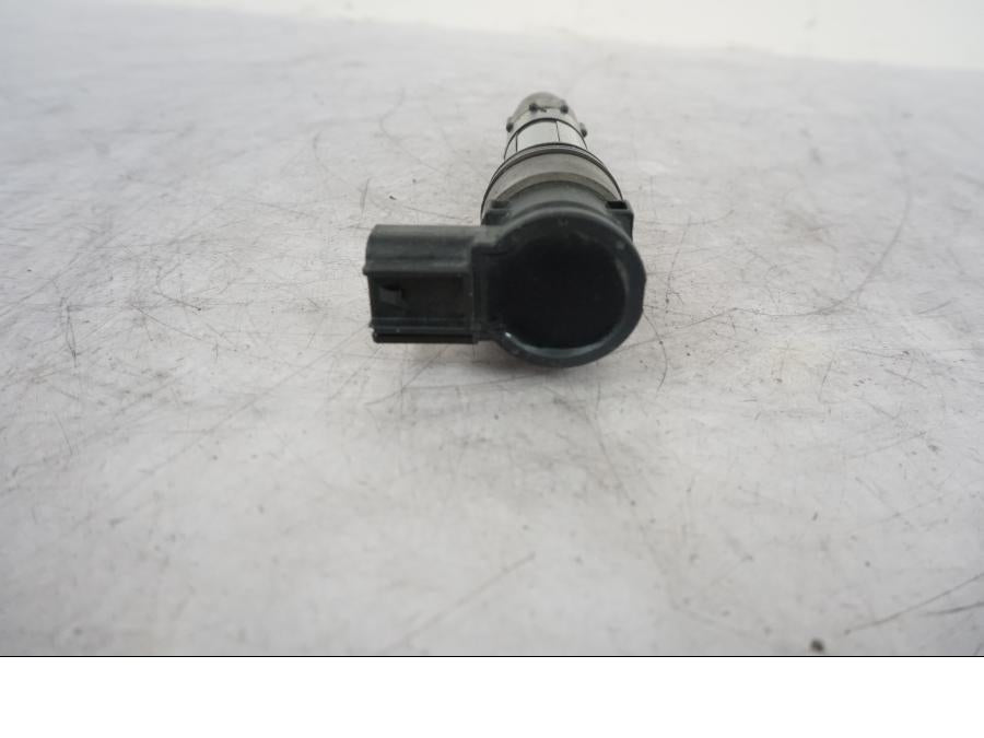 Vänster sida på Tändspole från en Kawasaki Versys 650 -2014 motorcykel.