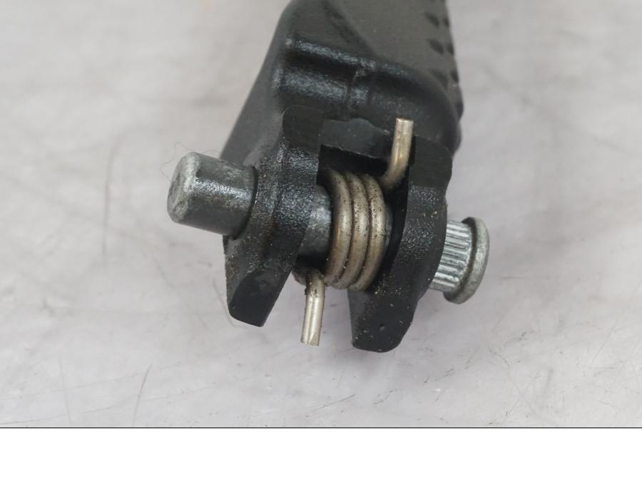 Snett uppifrån på Fotpinne från en KTM 1290 Super Duke R -2022 motorcykel.