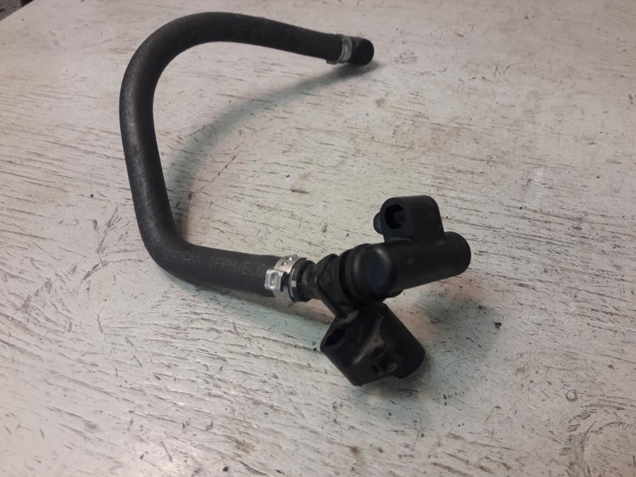 Baksidan på Fuel Rail från en KTM 1290 Super Duke -2016 motorcykel.