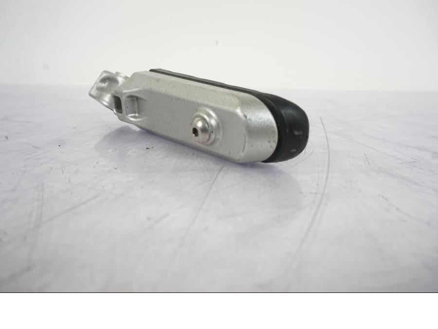 Snett nerifrån på Fotpinne från en Honda VFR 1200 -2010 motorcykel.