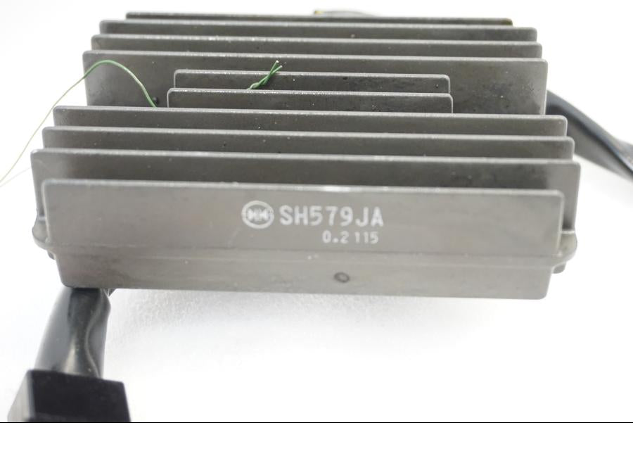 Höger sida på Likriktare från en Aprilia RSV 1000 -2010 motorcykel.