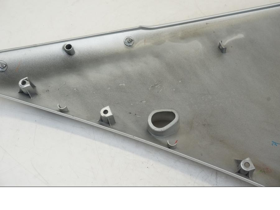 Snett uppifrån på Sidkåpa från en Yamaha YZF 1000 R1 -2009 motorcykel.