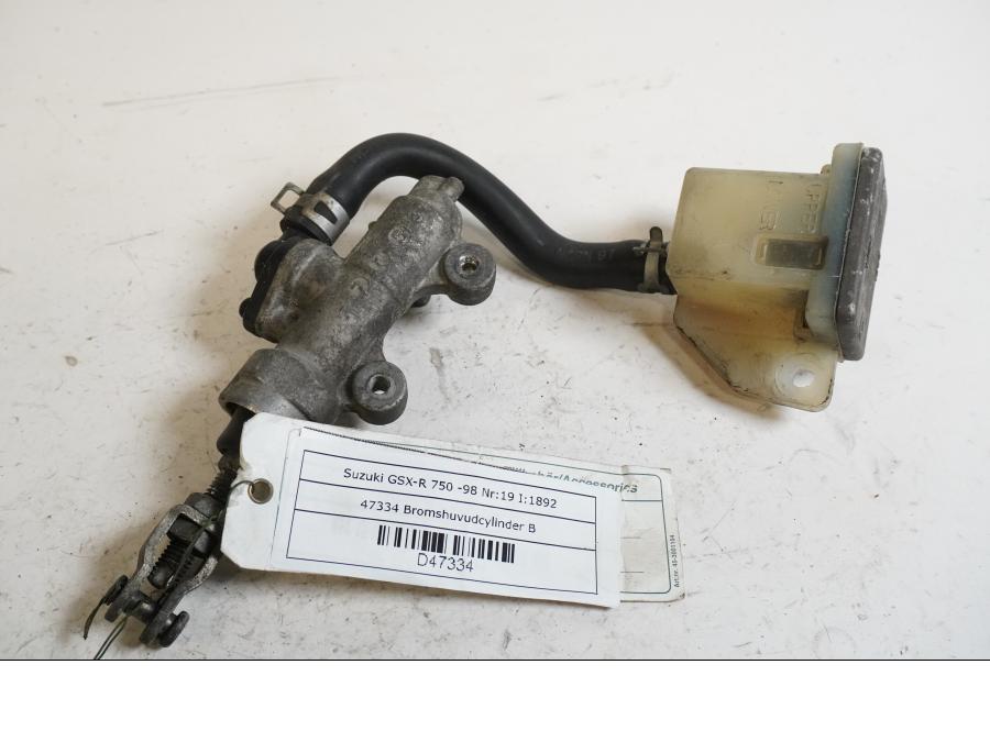 Framsidan på <p>Bromshuvudcylinder bak från Suzuki GSX-R 750 1998.</p>
<p>Ink behållare.</p> motorcykel.