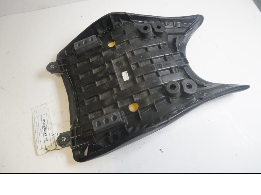 Höger sida på Sadel från en Honda CBR 125 R -2011 motorcykel.