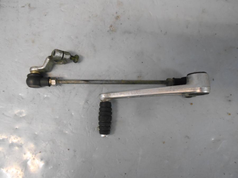 Baksidan på Växelpedal från en Suzuki GSX 1400 -2003 motorcykel.