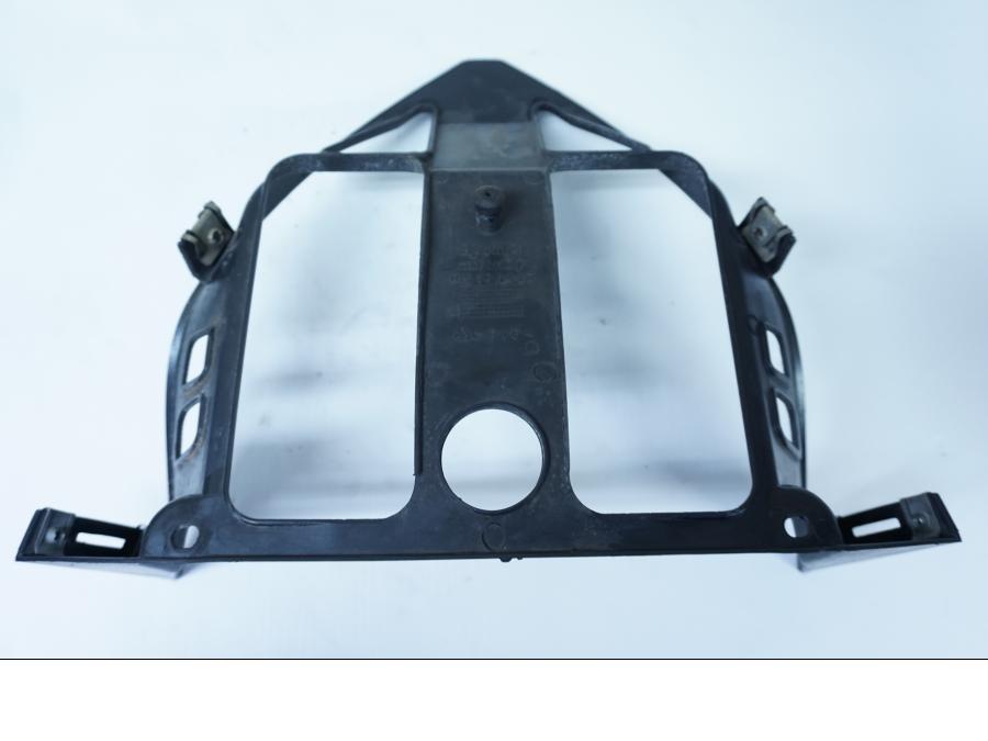 Baksidan på Trekanten från en Aprilia RSV 1000 -2004 motorcykel.