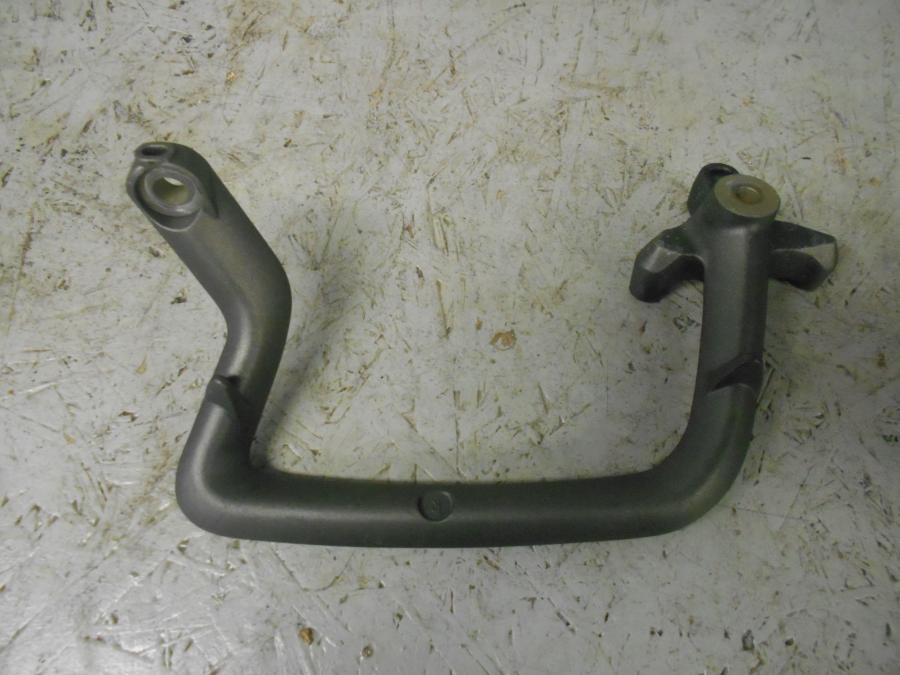 Baksidan på Passagerarhandtag från en Triumph Tiger 800 -2016 motorcykel.