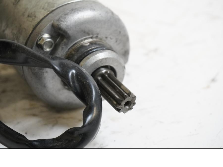 Baksidan på Startmotor från en Yamaha FZ-6 -2007 motorcykel.