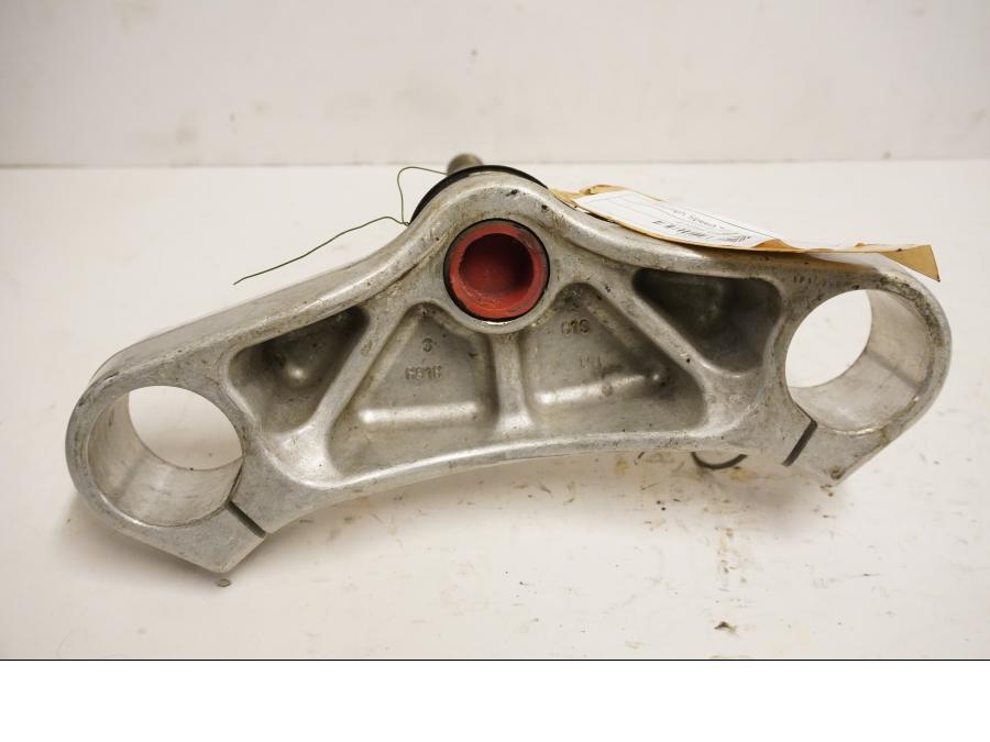 Baksidan på Gaffelkrona från en Triumph Speed Triple -2002 motorcykel.