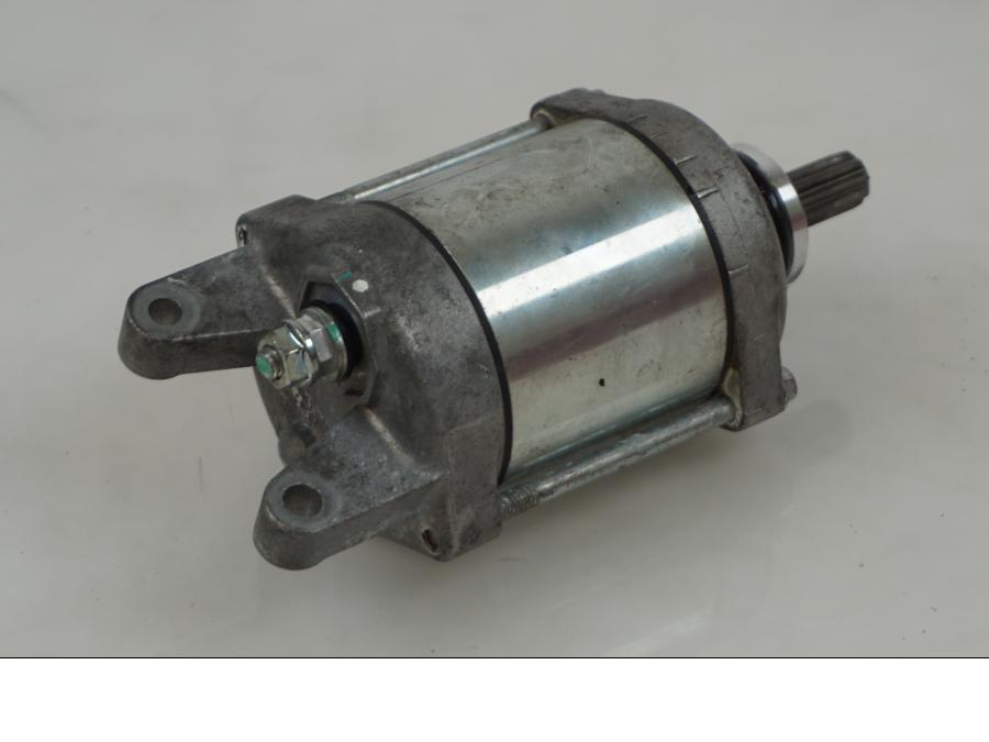 Höger sida på Startmotor från en Kawasaki Ninja 300 -2014 motorcykel.