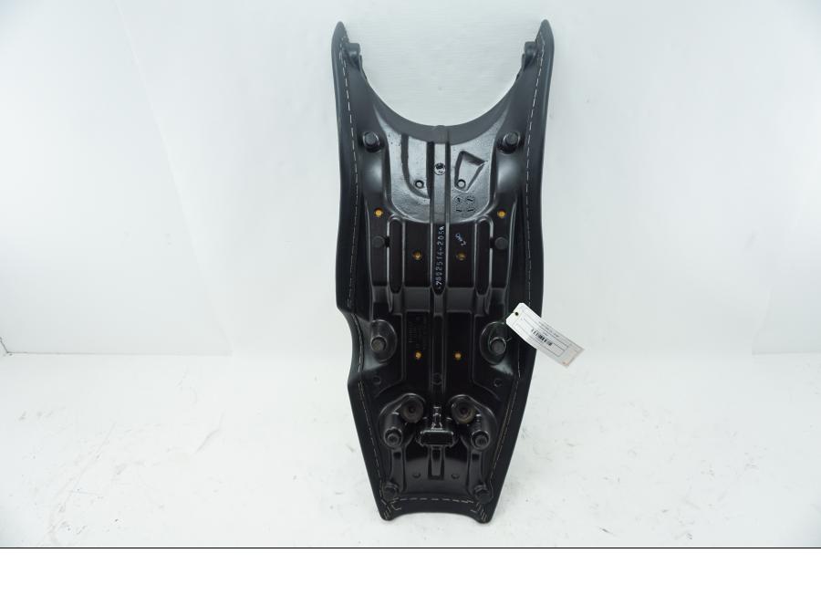 Vänster sida på Sadel från en BMW F 650 CS -2002 motorcykel.