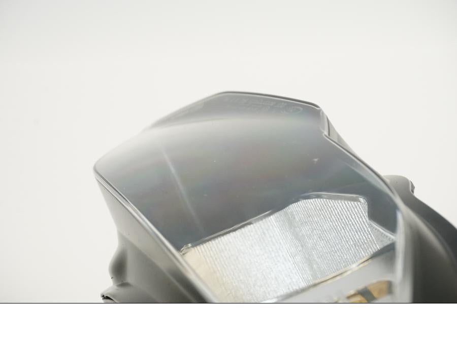 Snett nerifrån på Strålkastare från en BMW S 1000 RR -2017 motorcykel.