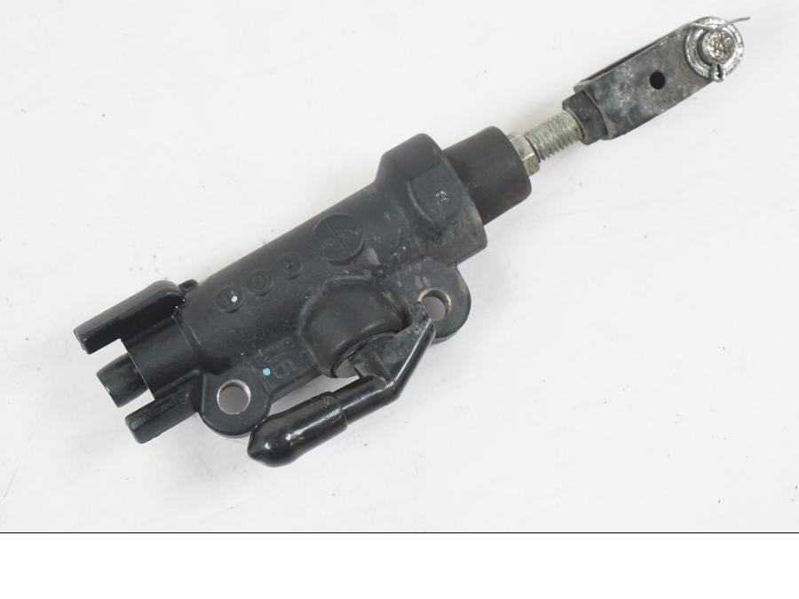 Snett uppifrån på Bromshuvudcylinder från en Yamaha MT-07 -2019 motorcykel.