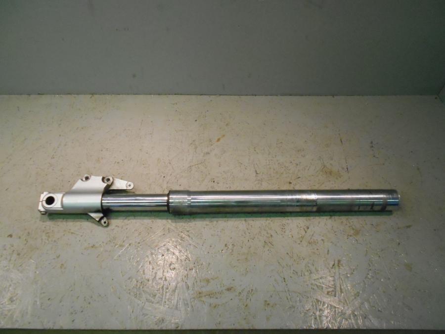 Framsidan på Gaffelben från en Suzuki VZ 800 -2000 motorcykel.