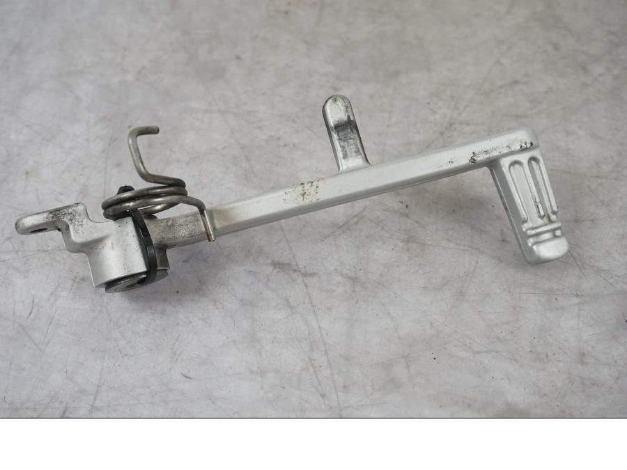 Snett uppifrån på Bromspedal från en BMW F 800 R -2018 motorcykel.