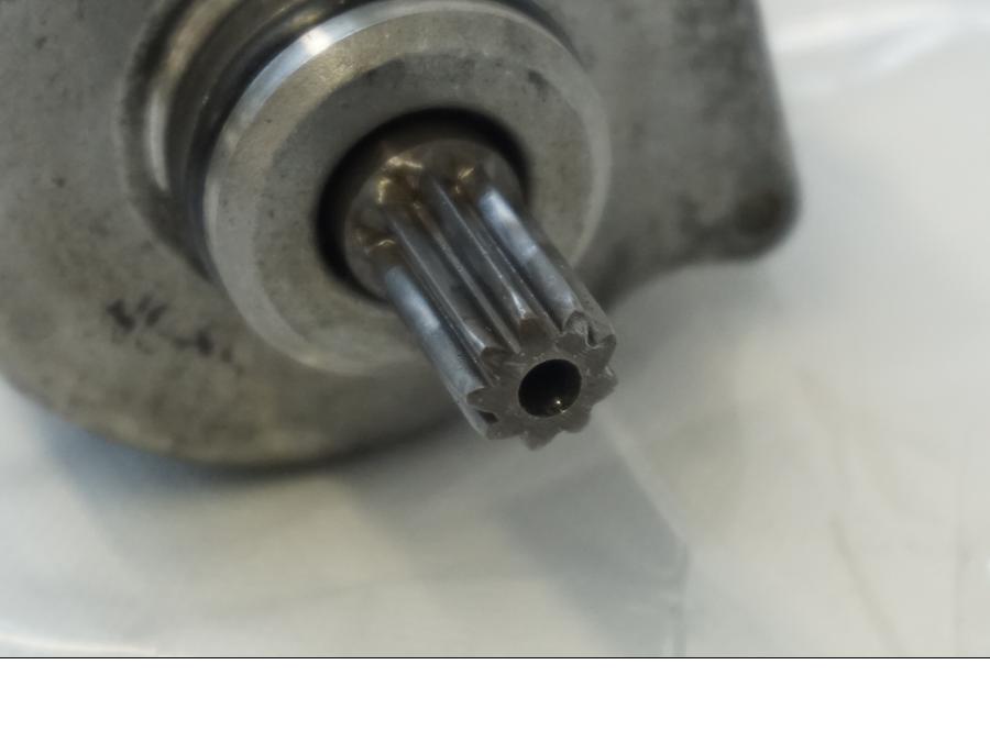 Baksidan på Startmotor från en Honda CBR 900 RR -1997 motorcykel.