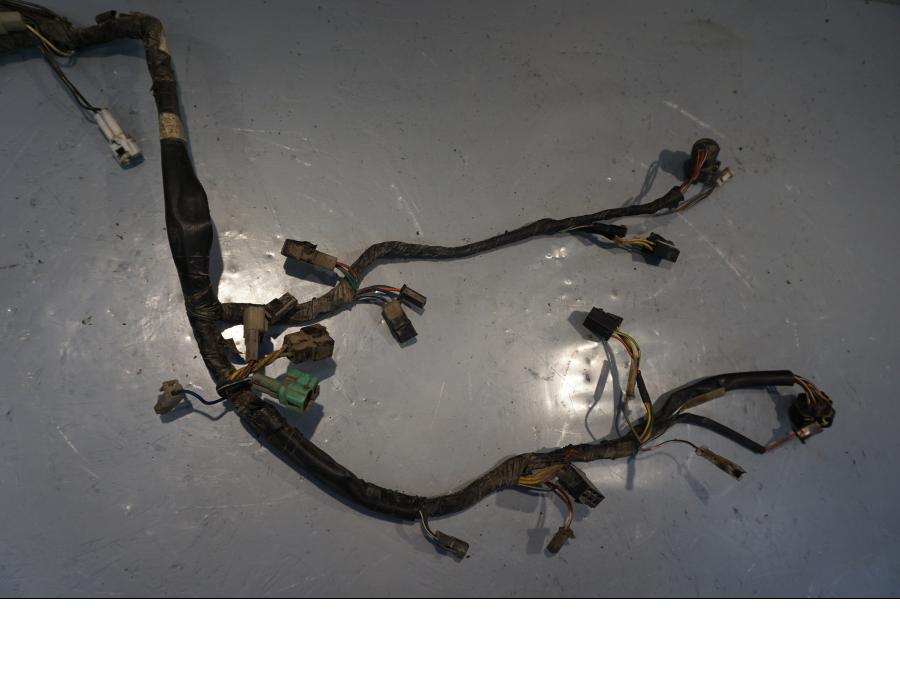 Höger sida på Kabelstam från en Suzuki DR 650 -1997 motorcykel.