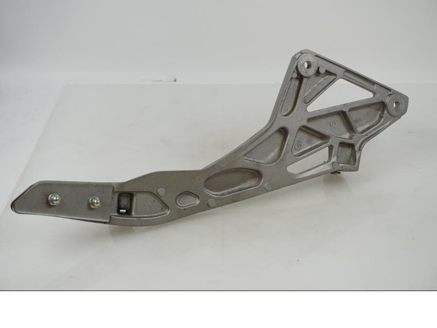 Höger sida på Fotpinnefäste från en Honda CB 600 Hornet -2007 motorcykel.