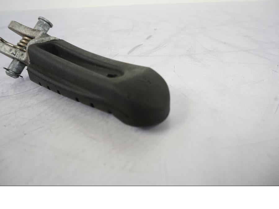 Snett uppifrån på Fotpinne från en KTM 790 Duke -2019 motorcykel.