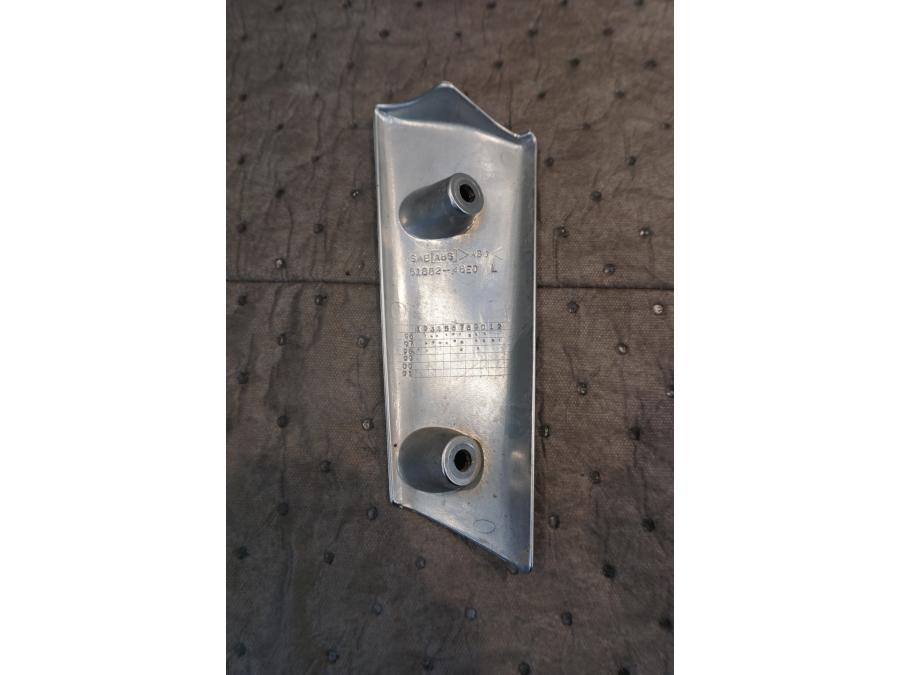 Baksidan på Gaffelbendekor från en Suzuki VZ 800 -1999 motorcykel.