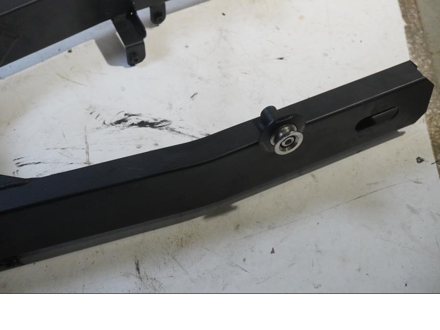 Höger sida på <p>Svin från Kawasaki Z 800 ABS 2014.</p>
<p>Ink sving axel och stötdämparlänkage,</p>
<p>OBS utan kedjesträckare!</p> motorcykel.