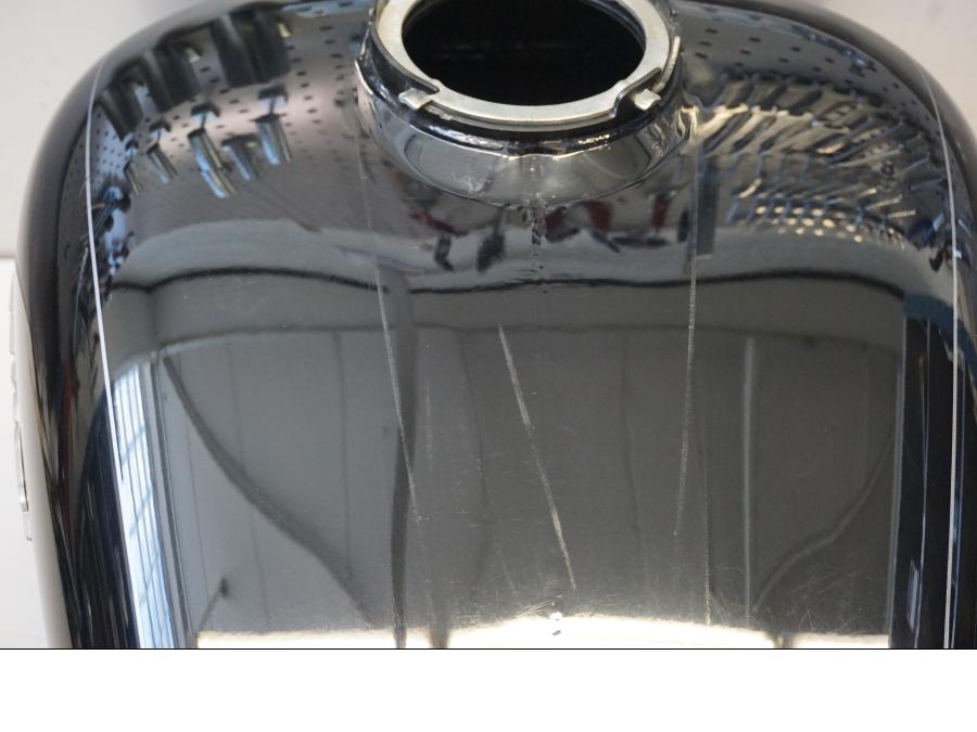 Snett nerifrån på Bensintank från en H-D Street Glide FLHX -2015 motorcykel.